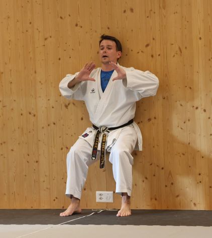 Yannick zeigt vor wie die Übung gemacht werden muss....