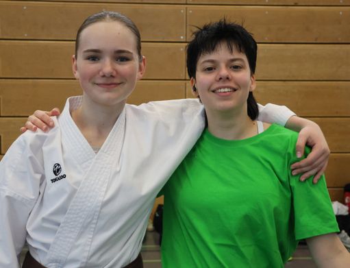 Langsam versammelten sie sich für den Fotografen. Hier Anita und Nadine