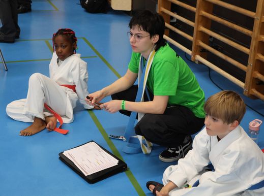 Rächtziitig met de Wettkämpfer zom Tatami ond de warte ufe Iisatz