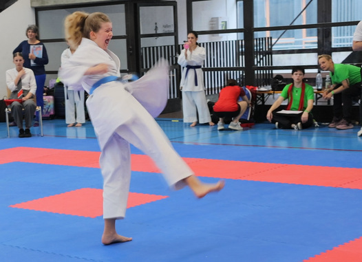 Beurtäilig direkt vor Sensei Evi ond Coach Nadine......